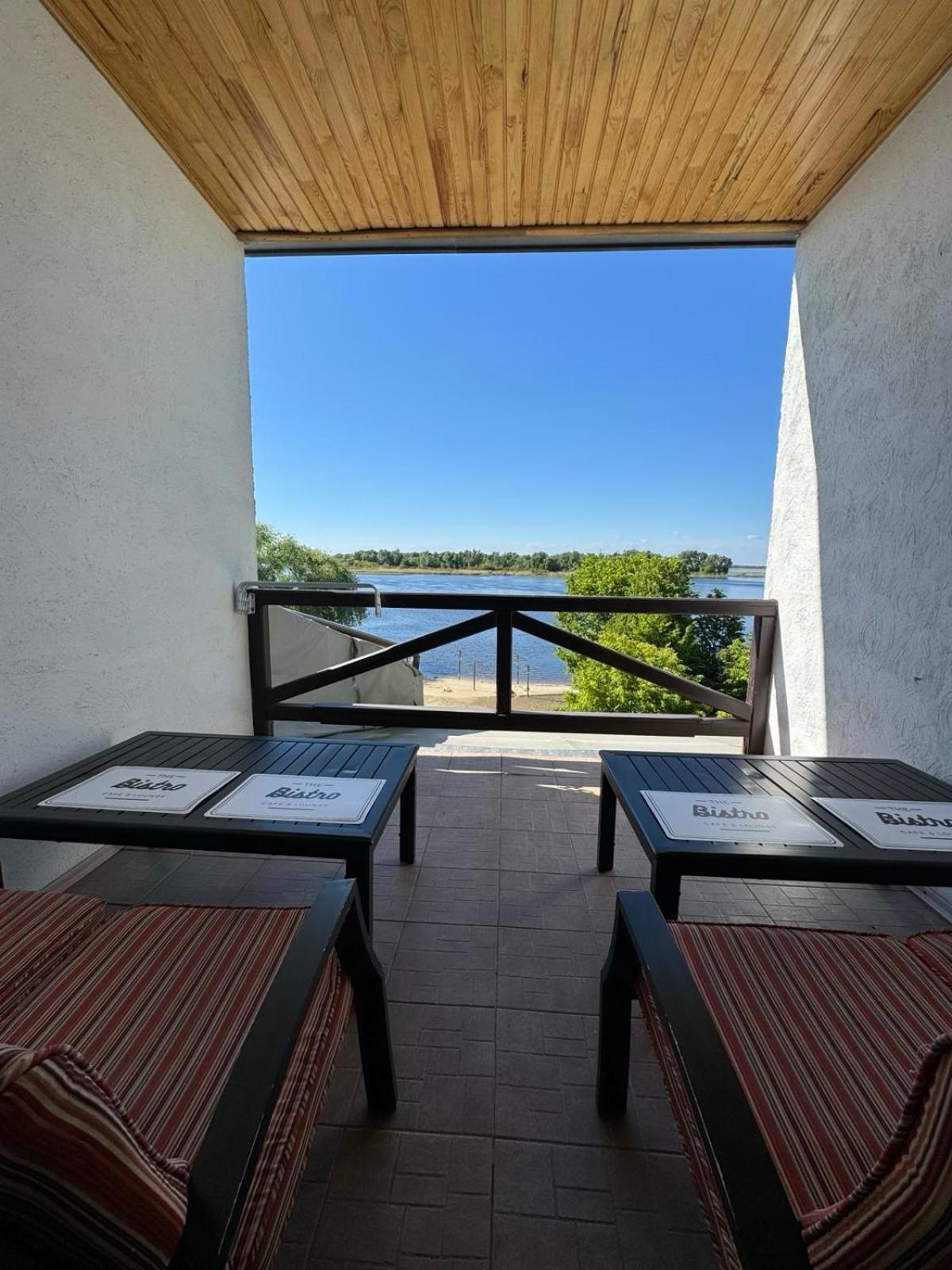 Mayak Resort Kam'yani Potoky Bilik gambar