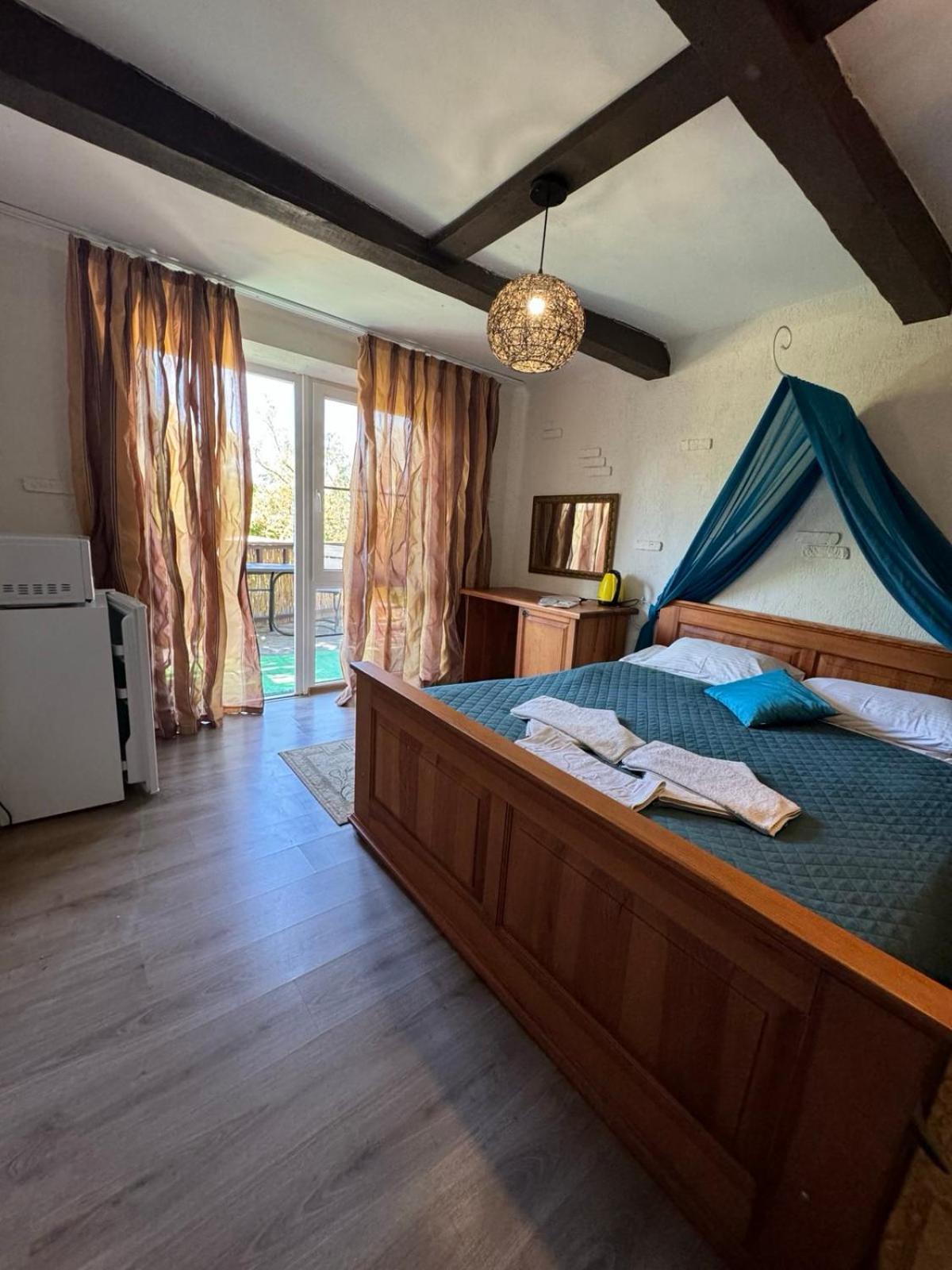 Mayak Resort Kam'yani Potoky Bilik gambar