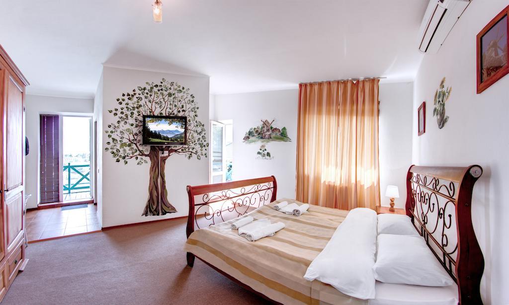 Mayak Resort Kam'yani Potoky Bilik gambar