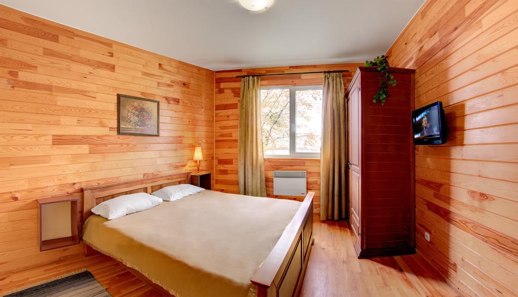 Mayak Resort Kam'yani Potoky Bilik gambar